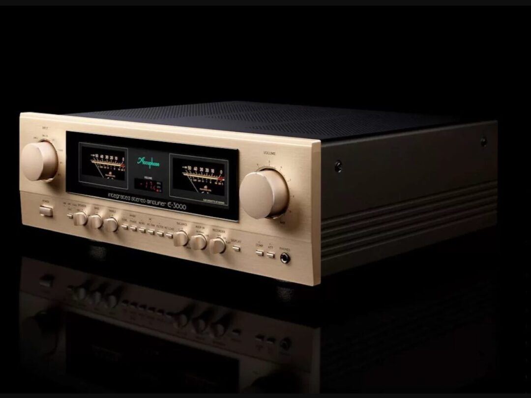 Accuphase E-3000 side on